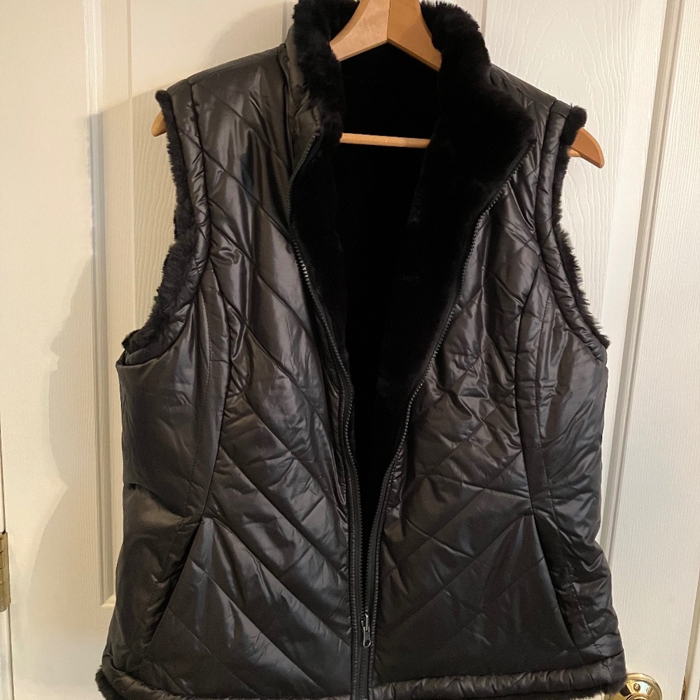 misses XL reversible black vest, machine washable